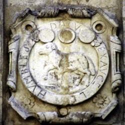 La Rochelle, écusson au mouton : « Dieu exauce »