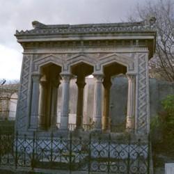 Tombe plus élaborée