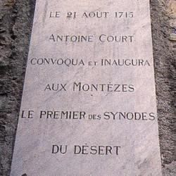 Plaque apposée à la maison du hameau des Montèzes, près de Monoblet (Gard)
