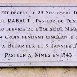 Plaque rappelant le souvenir du pasteur du Désert Paul Rabaut (1718-1794) à Nîmes (Gard).